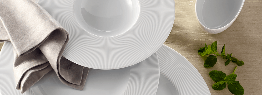 Corby Hall Raio Round Plate Catalog Number: 051 0016 | Dimensions: 10 5/8 in (27cm)